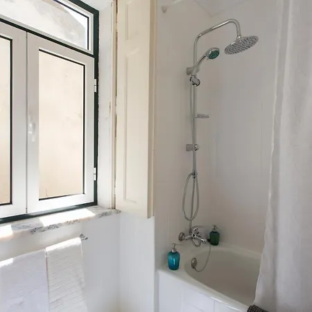Spacious Alfama Duplex, By Timecooler Лісабон