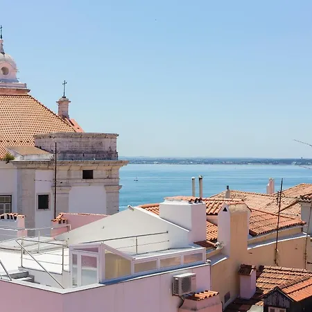 Spacious Alfama Duplex, By Timecooler Лісабон